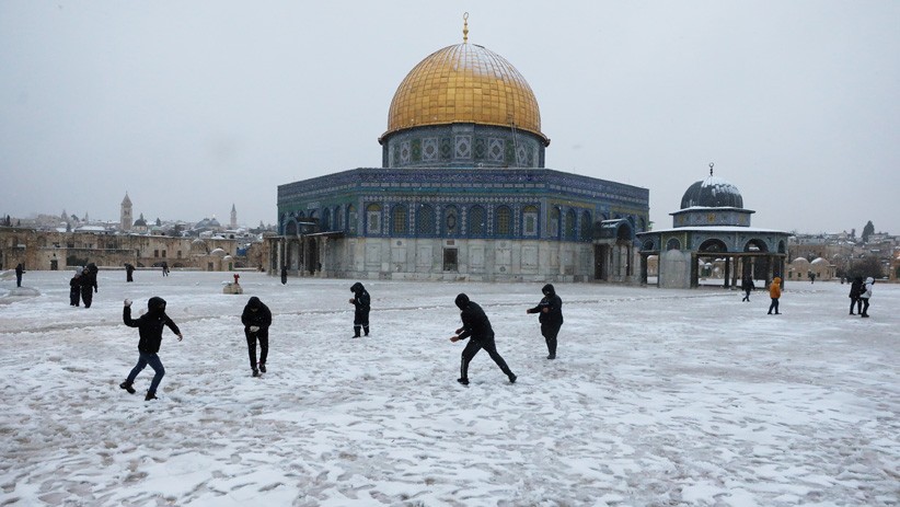 Penampakan Kompleks Masjid Al-Aqsa Yerusalem Diselimuti Salju - Bagian 1