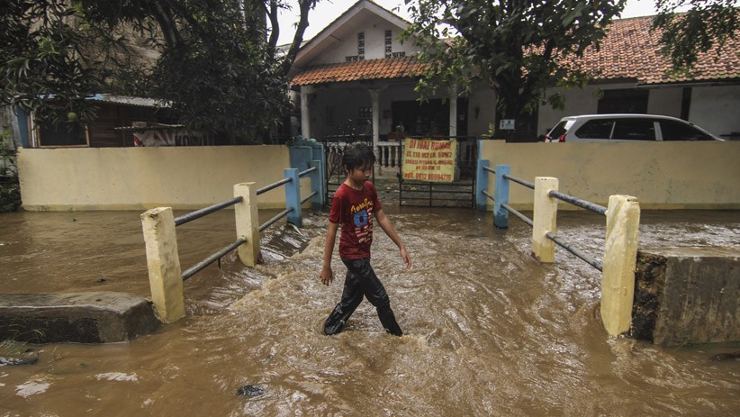 Santai, Pria Ini Tiduran di Atas Kasur Angin saat Banjir Depok - Bagian 2