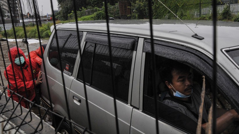 Banjir di Jalan Menuju Gerbang Tol Jakarta - Cikampek, Banyak Mobil Terjebak - Bagian 3