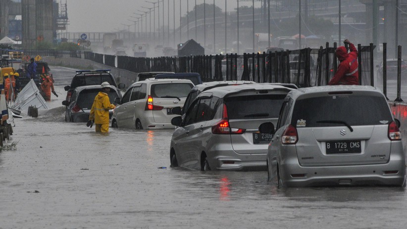 Banjir di Jalan Menuju Gerbang Tol Jakarta - Cikampek, Banyak Mobil Terjebak - Bagian 1