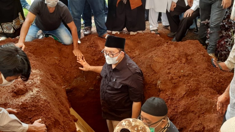 Fadli Zon Gotong Keranda Jenazah Ibunda ke Pemakaman - Bagian 3