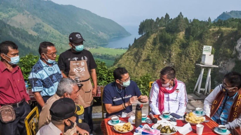 Sandiaga Uno Ngopi Bareng Warga Samosir dengan Latar Keindahan Danau Toba - Bagian 1