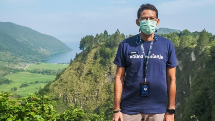 Sandiaga Uno Ngopi Bareng Warga Samosir dengan Latar Keindahan Danau Toba - Bagian 2