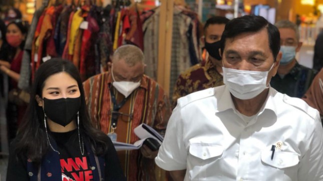 Luhut Binsar Panjaitan dan Angela Tanoesoedibjo Hadiri Pameran Beli Kreatif Danau Toba - Bagian 5