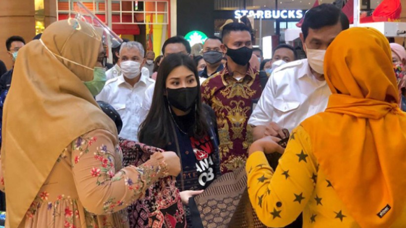 Luhut Binsar Panjaitan dan Angela Tanoesoedibjo Hadiri Pameran Beli Kreatif Danau Toba - Bagian 2