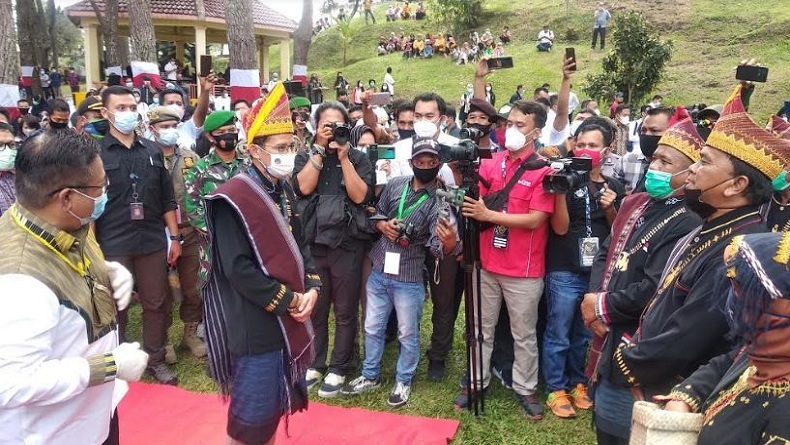 Berkunjung ke Dairi, Menparekraf Sandiaga Uno Diberikan Marga Kudadiri