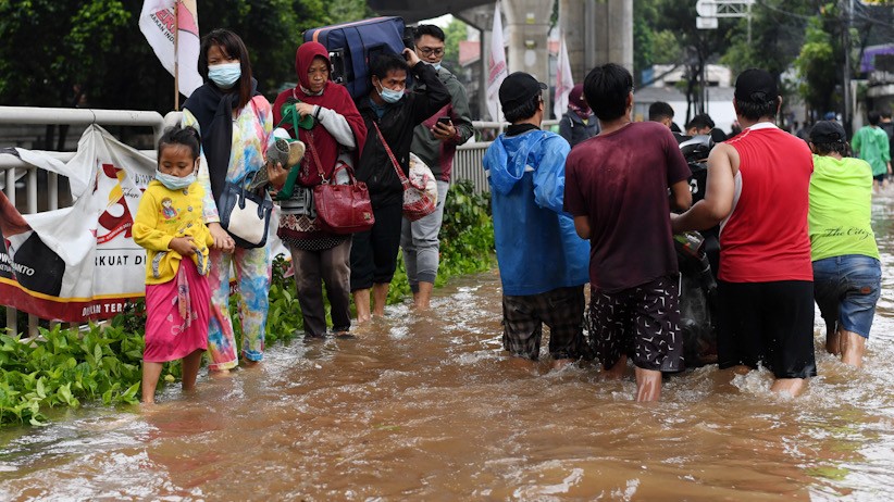 Penampakan Mobil-Mobil Terendam Banjir di Hotel Kebayoran - Bagian 3