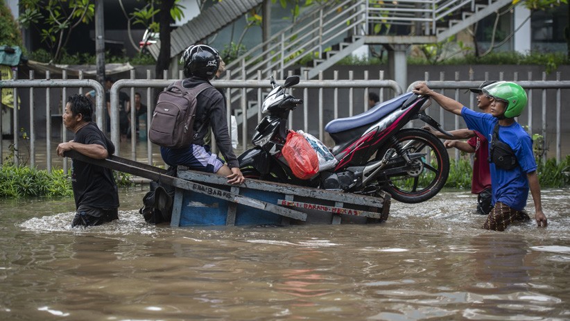 Motor Diangkut Pakai Gerobak Melintasi Banjir di Jalan Kapten Tendean Jakarta - Bagian 1