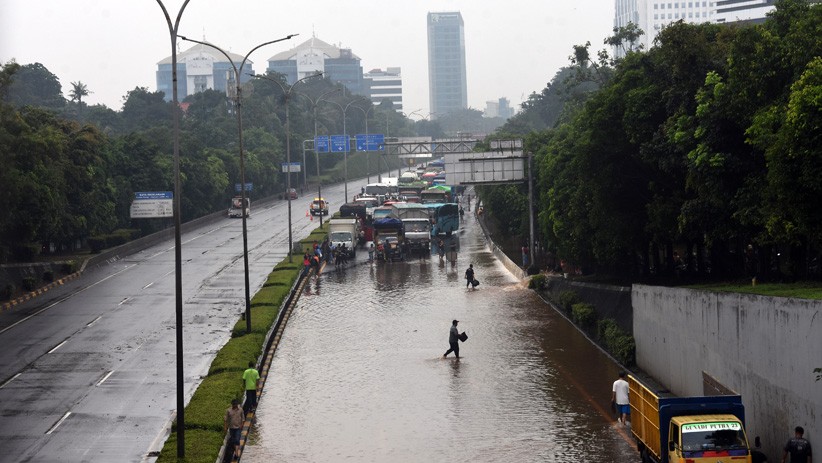 Tol TB Simatupang Banjir hanya Bisa Dilintasi Kendaraan Besar - Bagian 2
