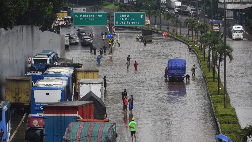 Tol TB Simatupang Banjir hanya Bisa Dilintasi Kendaraan Besar - Bagian 3