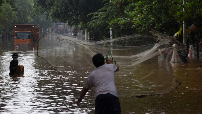 Menjala di Tengah Jalan Tol Banjir, Warga Dapat Ikan Mas Ukuran Jumbo - Bagian 2