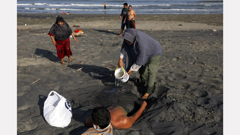 Pengobatan Tradisional, Warga Aceh Kubur Setengah Tubuhnya dengan Pasir Hitam - Bagian 2