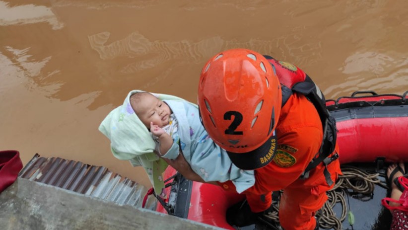 Bayi Ini Tersenyum ke Petugas Basarnas saat Dievakuasi dari Rumahnya yang Banjir - Bagian 3