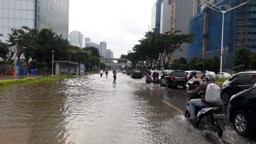 Jakarta Banjir, Jalan Jenderal Sudirman Tergenang Air Sebabkan Kemacetan - Bagian 1