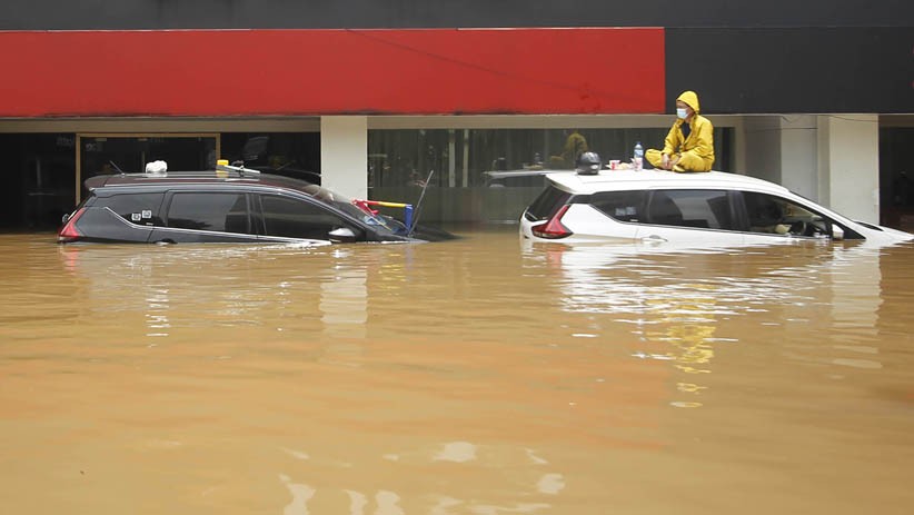 BMW Putih Hanyut Terbawa Arus Banjir di Kemang, Ketinggian Air 1,5 Meter - Bagian 5