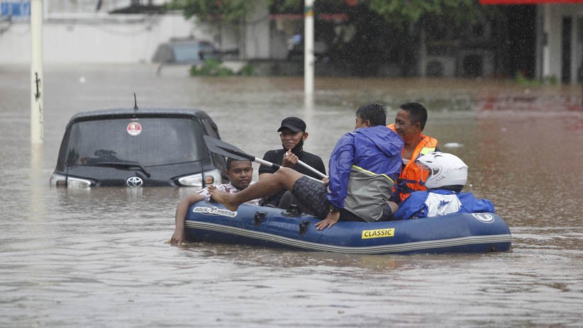 BMW Putih Hanyut Terbawa Arus Banjir di Kemang, Ketinggian Air 1,5 Meter - Bagian 6