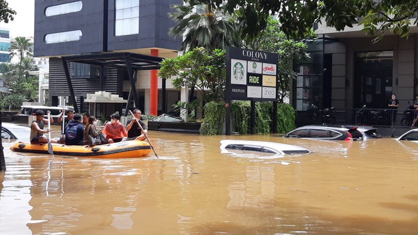 Mobil Terendam Banjir hanya Terlihat Atap di Kemang - Bagian 2