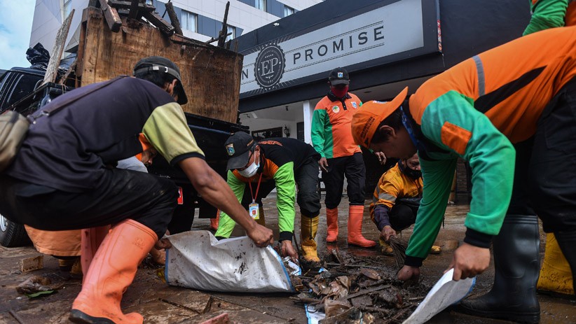 Banjir Surut, Peralatan Elektronik Warga Kemang Bercampur Lumpur - Bagian 2