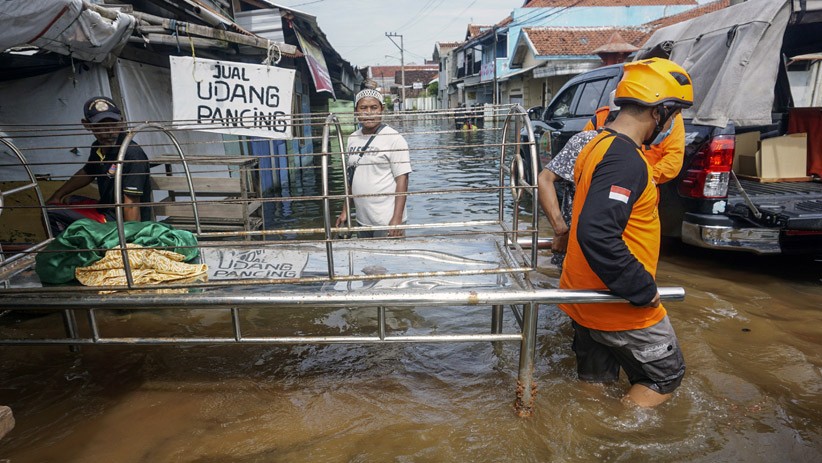 Warga Ramai-Ramai Gotong Jenazah Melewati Banjir di Pekalongan - Bagian 2
