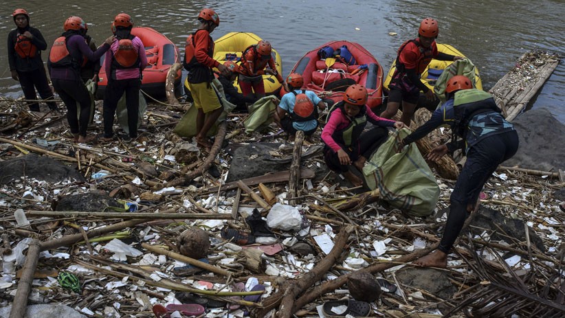 Aksi Pegiat Lingkungan Bersihkan Sampah Kali Ciwulan - Bagian 2