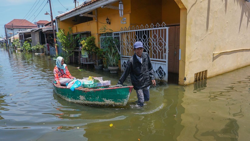 Banjir Pekalongan Belum Surut, Pedagang Sayur Keliling Pakai Perahu  - Bagian 1