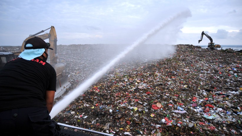 Kurangi Bau Sampah, TPA Suwung Denpasar Disemprot Eco-Enzyme - Bagian 1