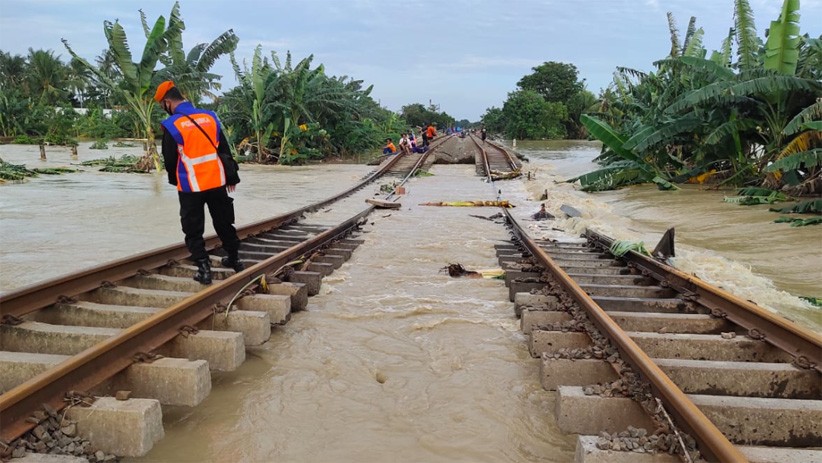 Penampakan Rel Kereta Terendam Banjir, Perjalanan KA Jarak Jauh Dibatalkan - Bagian 1