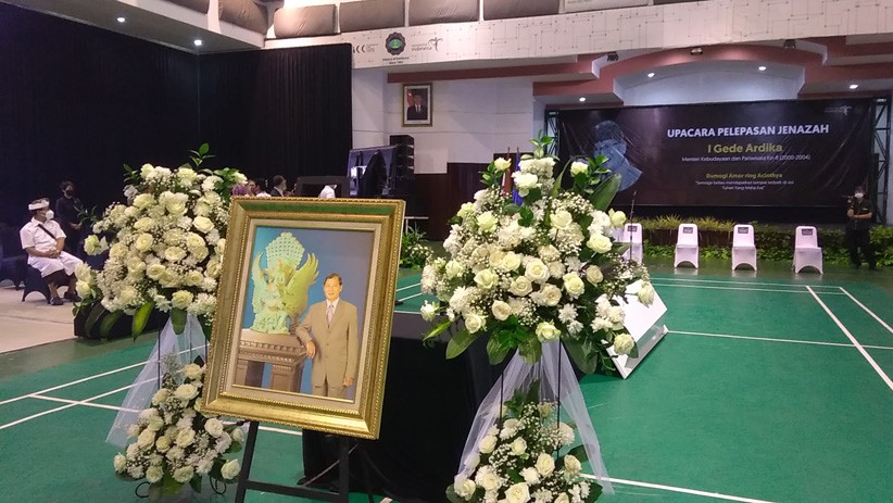 Sandiaga Uno dan Angela Tanoesoedibjo Hadiri Upacara Pelepasan Jenazah I Gede Ardika - Bagian 5