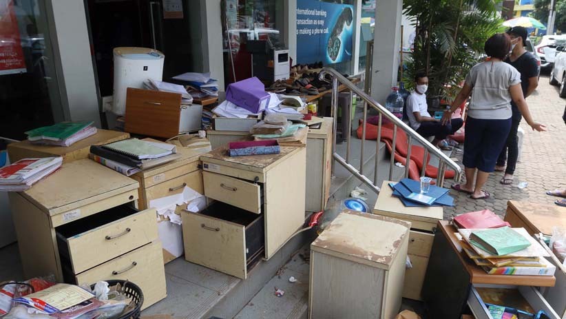 Deretan Kursi Kantor Dijemur usai Terendam Banjir di Kemang - Bagian 3