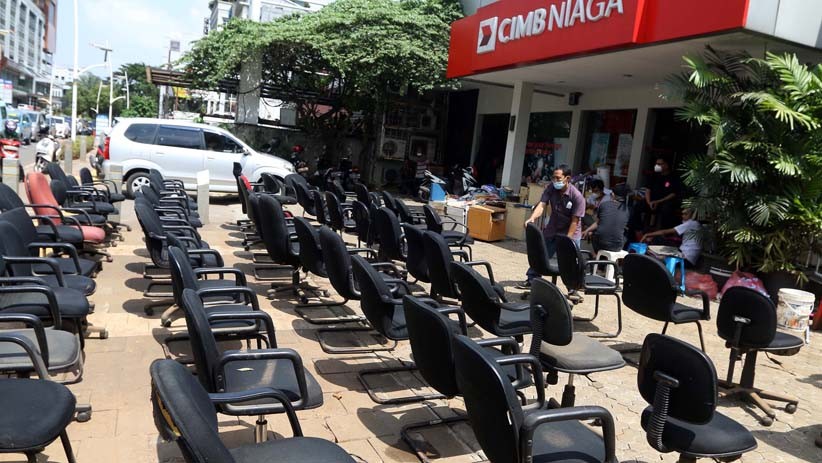 Deretan Kursi Kantor Dijemur usai Terendam Banjir di Kemang - Bagian 1