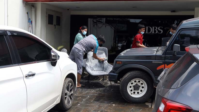 Deretan Kursi Kantor Dijemur usai Terendam Banjir di Kemang - Bagian 5