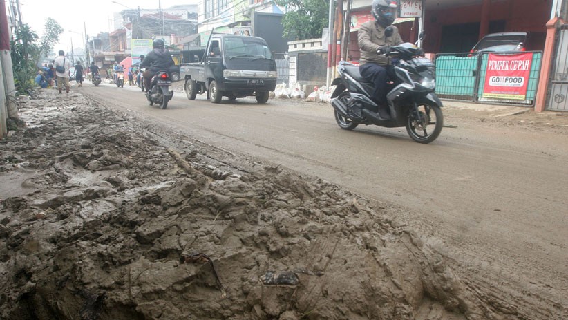 Lumpur Sisa Banjir di Pondok Gede Permai Bekasi Mulai Dibersihkan - Bagian 5