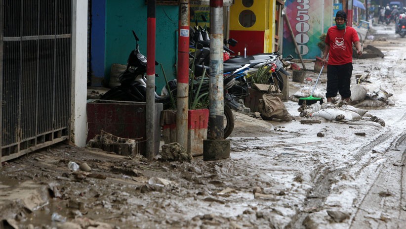 Lumpur Sisa Banjir di Pondok Gede Permai Bekasi Mulai Dibersihkan - Bagian 3