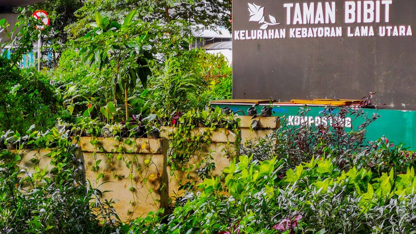 Wajah Baru Kolong Jalan Layang Kebayoran Lama, Dipenuhi Tanaman Hias - Bagian 2