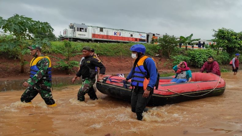 200 Anggota TNI Diterjunkan Bantu Evakuasi Warga Terjebak Banjir Karawang 