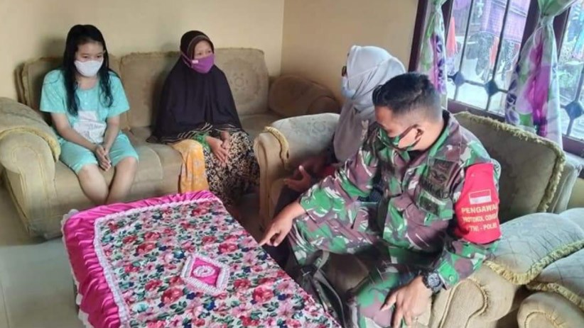 TNI - Polri Dampingi Bidan Desa Tracing Contact Covid-19 - Bagian 1