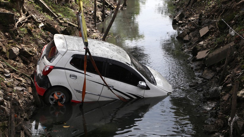 Pengemudi Main HP, Toyota Agya Terjun ke Sungai - Bagian 2
