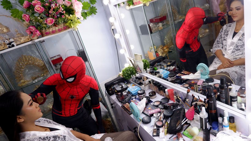 Aksi Spiderman Merias Wajah Perempuan Cantik di Makassar - Bagian 1