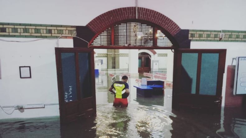 Stasiun Semarang Tawang Lumpuh Terendam Banjir 75 Sentimeter