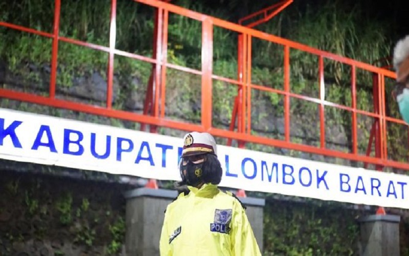 Respons Cepat, Polwan Cantik Iptu Rita Datangi Lokasi Longsor di Senggigi 