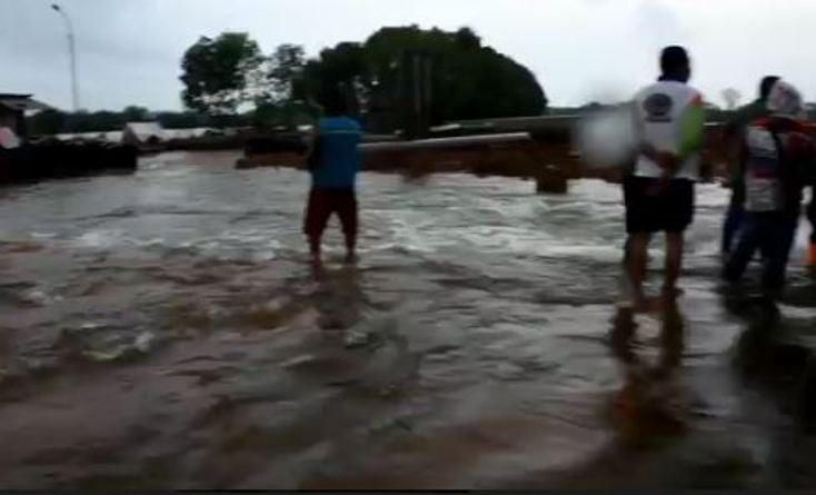 Kurangi Debit Banjir di Pekalongan, Tanggul Penahan Rob Dijebol 