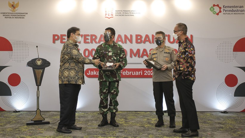 Pemerintah Serahkan Bantuan 35 Juta Masker kepada TNI - Polri - Bagian 1