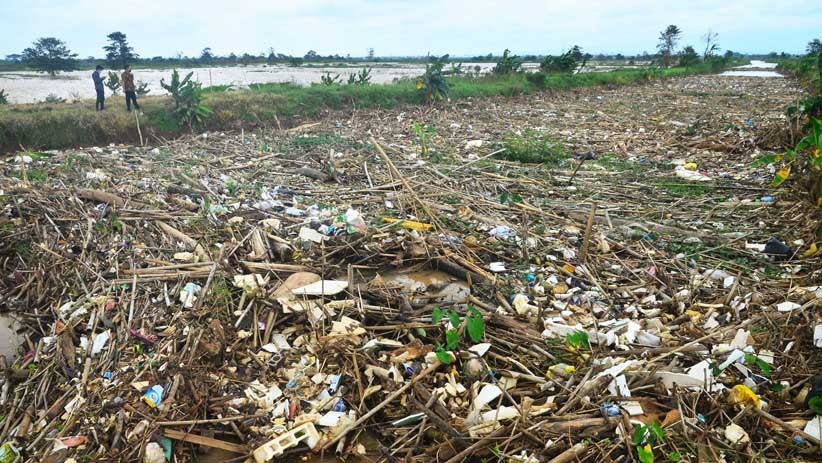 Lautan Sampah di Sungai Piji Kudus Jadi Penyebab Banjir - Bagian 1