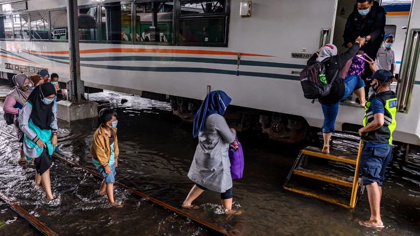 Stasiun Tawang Semarang Banjir, Penumpang Terobos Air demi Naik Kereta - Bagian 1