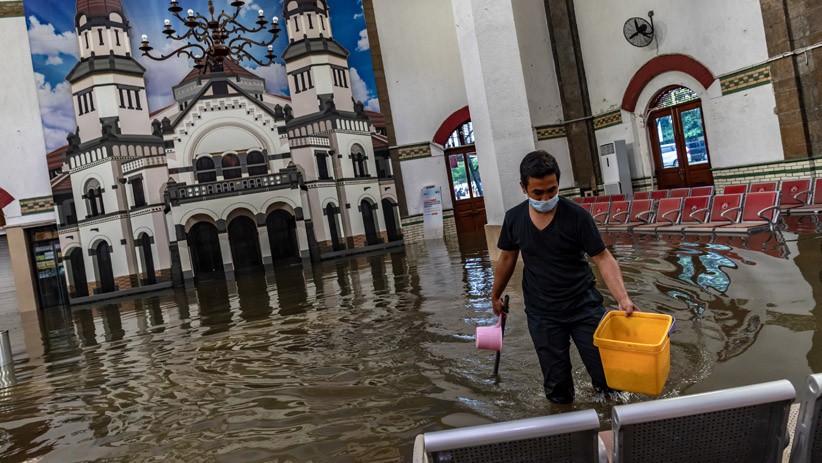 Stasiun Tawang Semarang Banjir, Penumpang Terobos Air demi Naik Kereta - Bagian 2