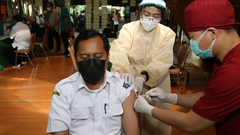 Potret Lansia dan Penyintas Covid-19 Ikuti Vaksinasi - Bagian 2