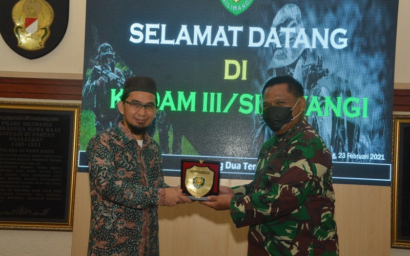 Ustaz Adi Hidayat Janji Umrahkan 30 Prajurit Kodam Siliwangi