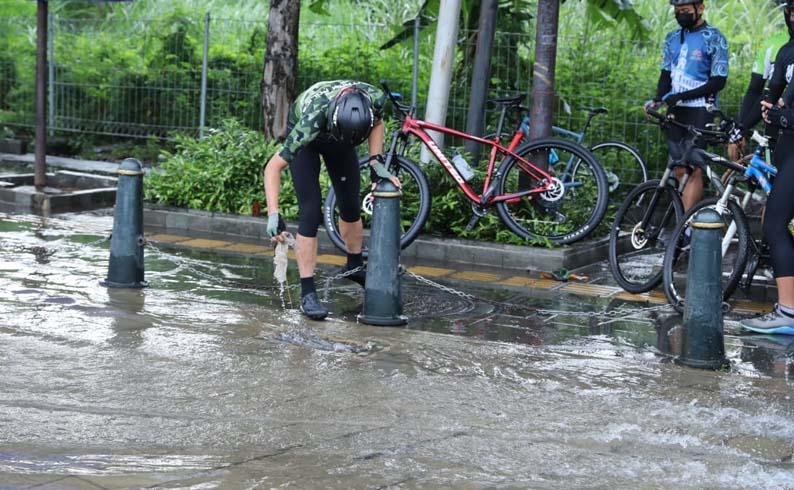 Sambil Gowes, Ganjar Cek Rumah Pompa dan Banjir di Kota Lama Semarang