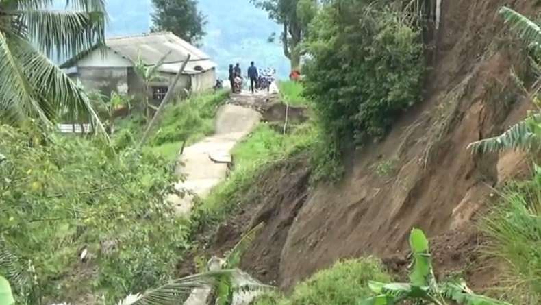 Jalan Antardesa Ambles Akibat Pergerakan Tanah, 1.000-an Warga Cianjur Terisolasi