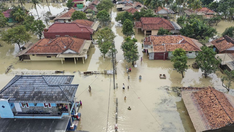 Permukiman Warga Karawang Terendam Banjir hingga Atap Rumah  - Bagian 3